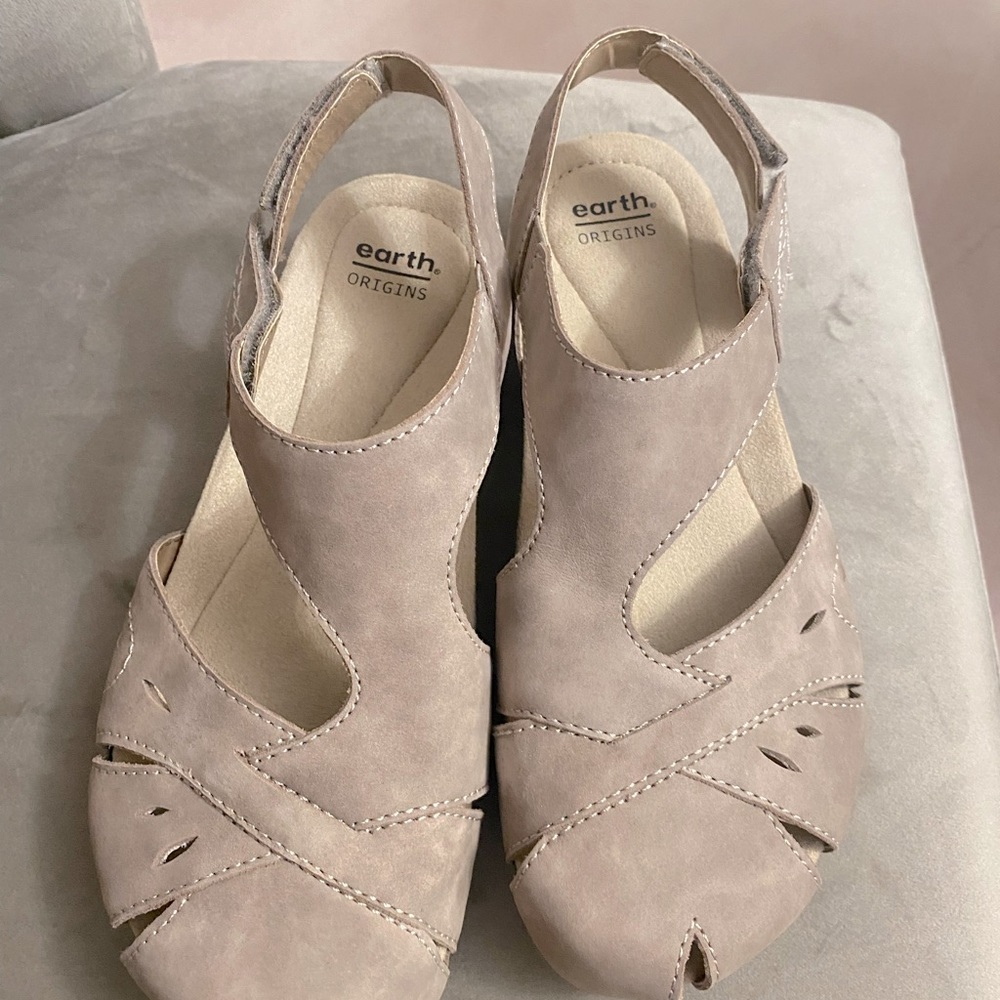 New! Earth Origins closed toe sandles